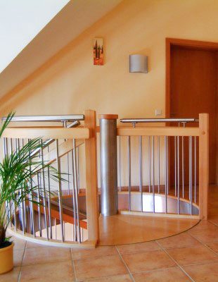 Die Treppe verbindet den ersten und zweiten Stock in einer Ferienwohnung des Gästehauses Genetsch