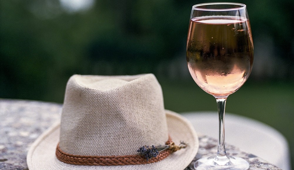 Ein Glas Roséwein zum Abschluss des Sommers