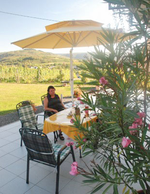 Sonnige Terrasse lädt zum Verweilen ein beim Gästehaus Genetsch