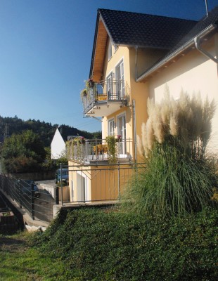 Außenansicht des Wein- und Gästehauses Genetsch mit sonnigen Balkonen